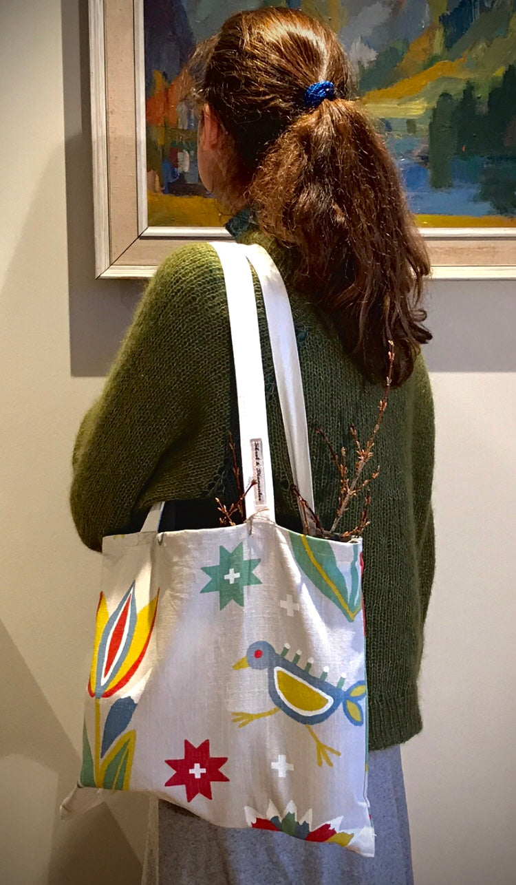 Blomster og fugler på vårlig handlenett