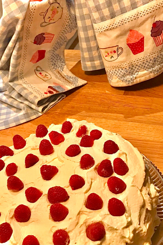 UTSOLGT! Kjøkkenhåndkle Cake Romance - Søtere blir det ikke!