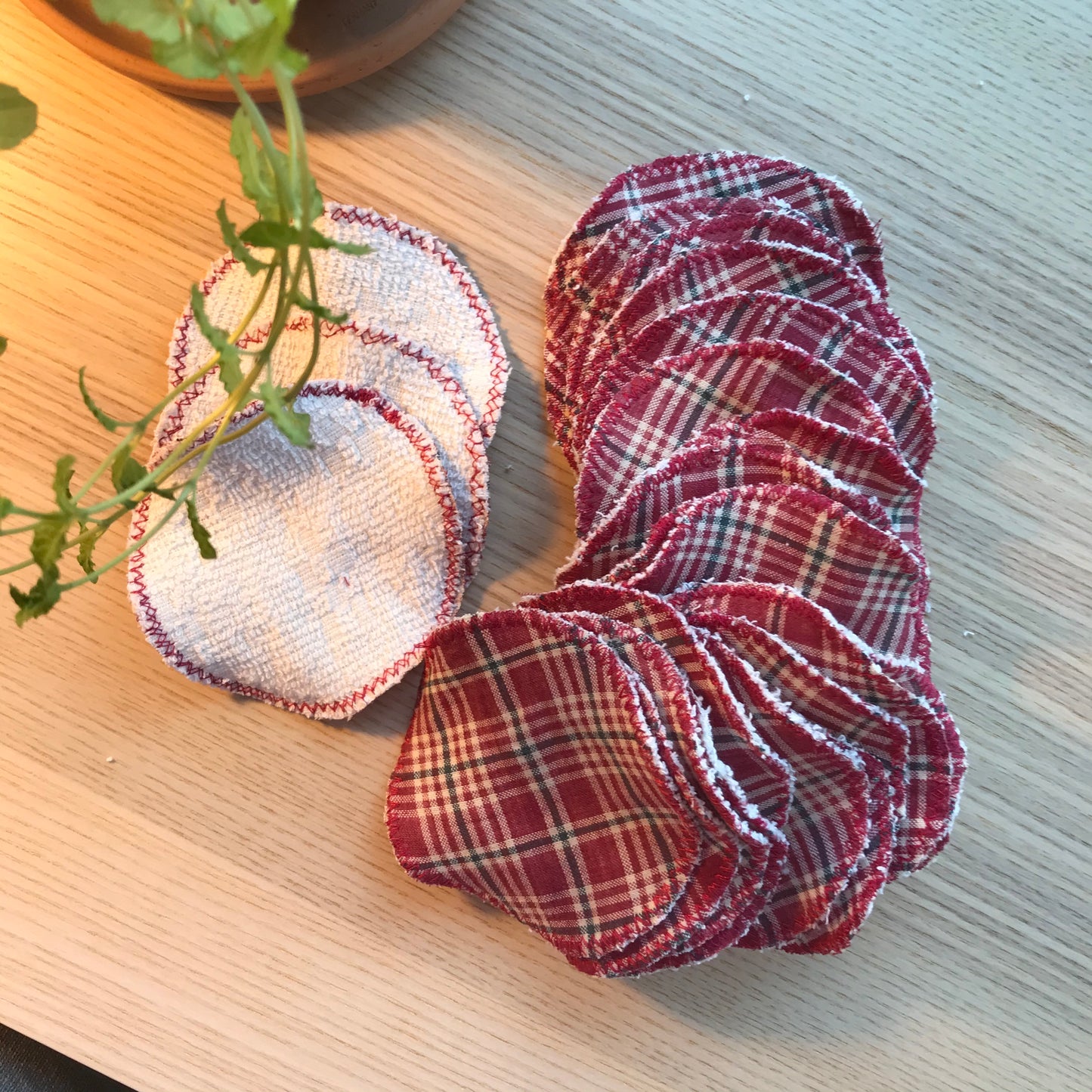Makeup pads, av ren og resirkulert tekstil, fem stk. pr. pakke.