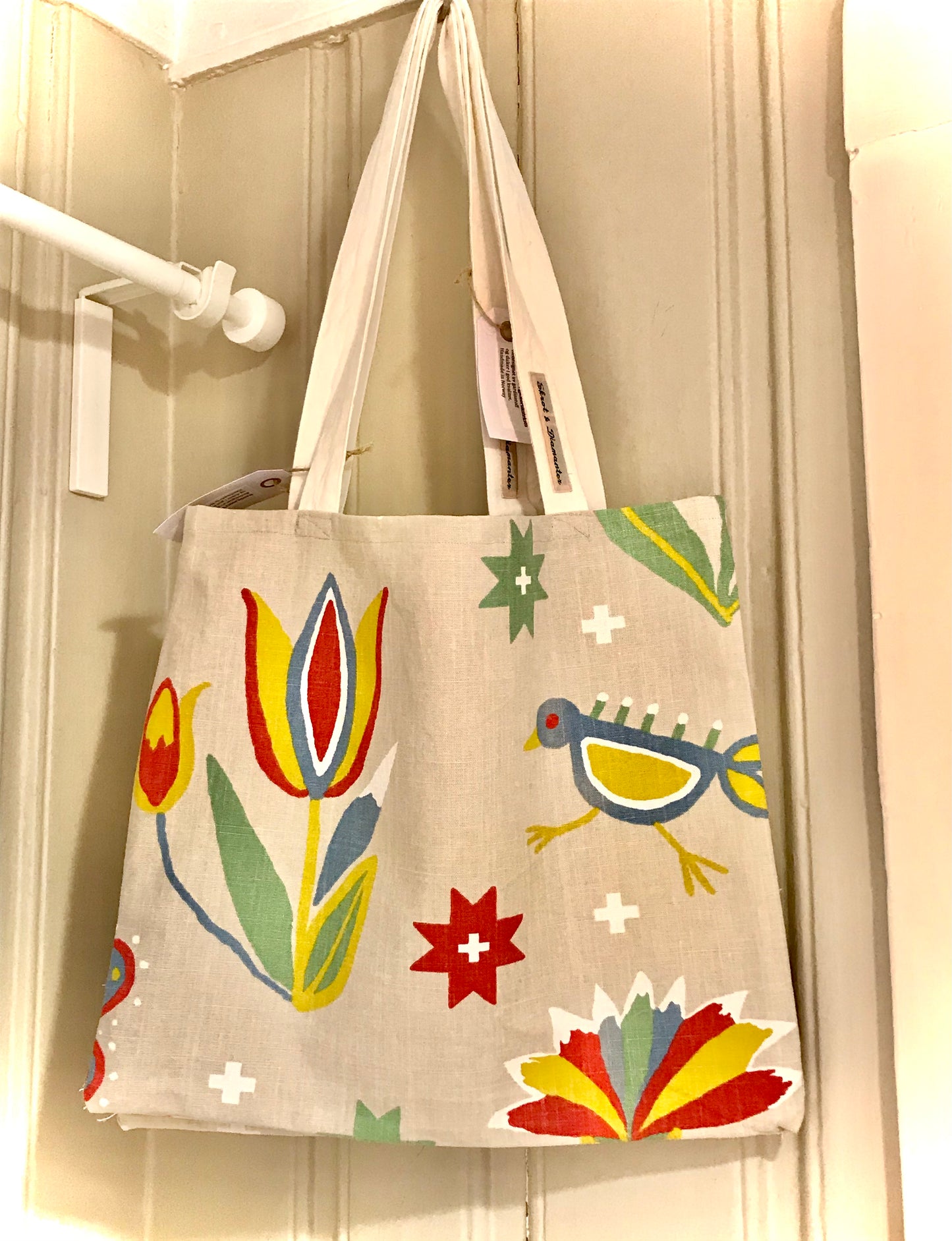 Blomster og fugler på vårlig handlenett